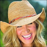 smiling.woman wearing wallaroo packable sun hat